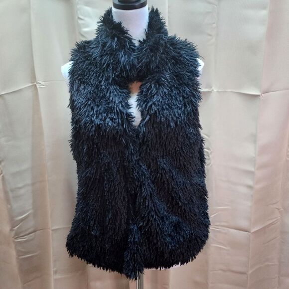 Apt. 9 Black Faux Feather Fur Clasp Front Vest Jacket Fits Small and Medium - Picture 1 of 8
